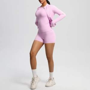 Vue détaillée d'un ensemble de yoga 3 pièces rose clair avec veste, haut et short serré