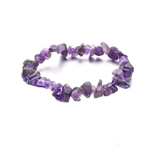 Detailansicht polierter Amethyst-Steinsplitter auf einem elastischen Perlenarmband