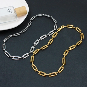 Schicke Edelstahl Gliederketten Set in Gold und Silber auf einer Leder oberfläche