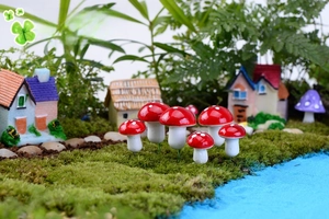 Mini funghi rossi con puntini bianchi per decorazione di giardini fatati e terrari