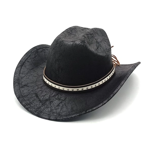 Détail du chapeau de cowboy noir avec texture craquelée vintage et clous en étoile