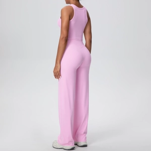 Completo yoga rosa due pezzi con canotta aderente e pantaloni ampi indossato da modella