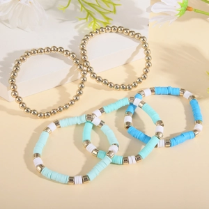 Ensemble de 5 bracelets bohèmes avec disques d'argile bleue et perles dorées rondes