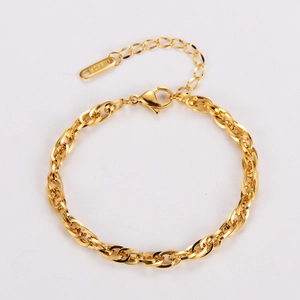Dettaglio del bracciale a catena in oro 18KGP con design geometrico e chiusura a moschettone
