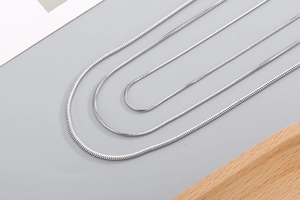 Detailed comparison of three thickness levels of stainless steel snake chain necklaces