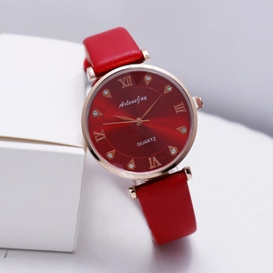 Détail du cadran rouge avec chiffres romains et strass sur une montre en or rose