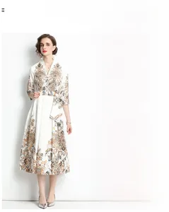 Detalle del escote en V y el cinturón en vestido midi blanco con estampado étnico