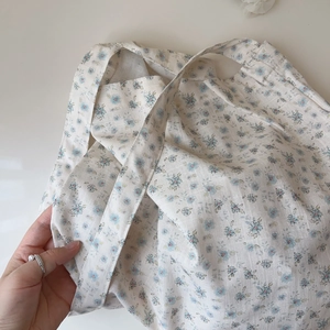 Détail du sac à bandoulière en coton à fleurs gris clair avec texture légère et grand volume