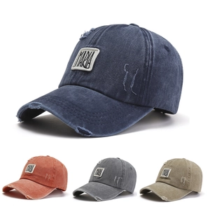 Nahaufnahme von Vintage-Baseballkappen aus Baumwolle mit MARIA-Patches in vier Farben