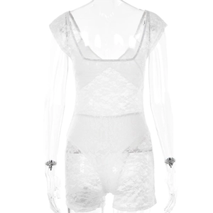 Vorderansicht weißer ärmelloser Spitzen-Jumpsuit mit elegantem Blumenmuster und eckigem Ausschnitt
