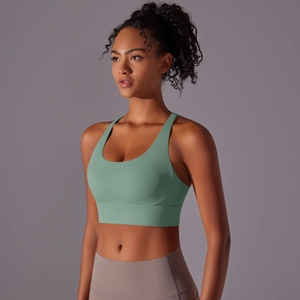 Dettaglio del reggiseno sportivo verde menta in tessuto spazzolato con design incrociato