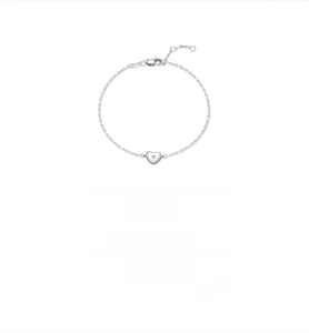 Détail de la chaîne en argent 925 avec pendentif cœur et pierre de Moissanite éclatante
