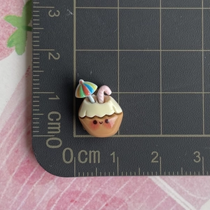 Vue détaillée d'une breloque miniature de boisson coco en résine de 1,8 cm sur échelle