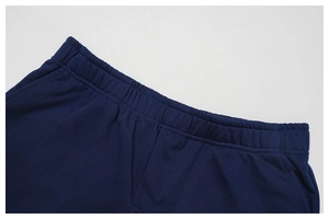 Détail du tissu en maille haute densité et taille élastique sur un pantalon de sport bleu foncé