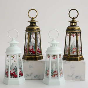 Lanternes de Noël vintage avec motifs Père Noël et bonhomme de neige sur marbre