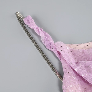 Détail de la bandoulière en résille à paillettes violettes et chaîne en strass