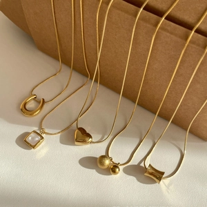 Minimalistische gouden titanium stalen kettingen met diverse hangers zoals hart en hoefijzer