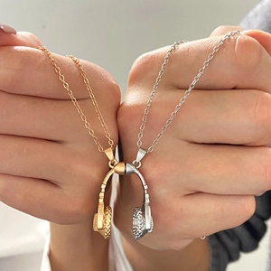 Magnetische Kopfhörer-Partnerhalsketten in Gold und Silber mit kreativen Headset-Anhängern