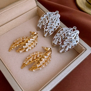 Boucles D'oreilles Puces En Forme De Feuille Pour Femmes Cuivre Zircon Creux Avec Tige En Argent Sterling 925 Élégant