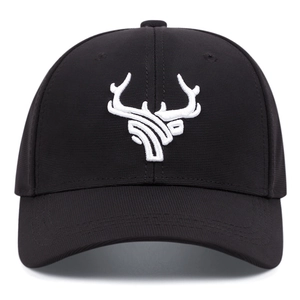 Casquette de baseball noire structurée avec logo cerf brodé blanc et tissu respirant