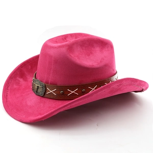 Détail du chapeau western en daim rose avec bande en cuir marron et boucle en métal argenté