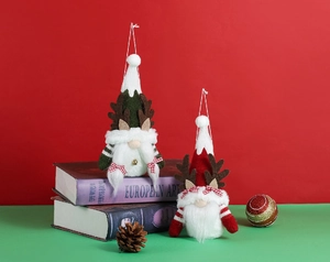 Détail de gnomes de Noël avec chapeaux en tricot et cloches sur livres déco