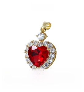 Détail macro d'un pendentif cœur rubis avec micro-pavage de zircons et placage d'or
