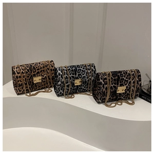 Umhängetasche mit Leopardenmuster, Kettenriemen und Goldschloss in drei Trendfarben