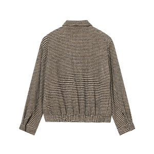 Vue arrière d'une veste pied-de-poule marron avec ourlet élastique et col carré chic