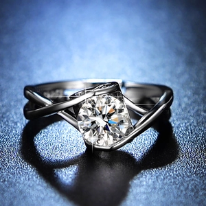 Macro shot of S925 silver ring with a round brilliant cut moissanite and twisted band
