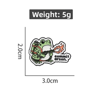 Détail montrant la taille 2,0cm x 3,0cm et le poids de 5g du pin's grenouille verte