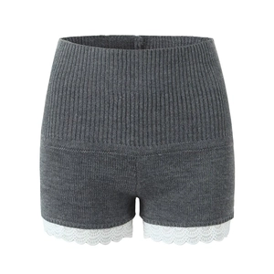 Détail du short en maille côtelée gris foncé à taille haute avec bordure en dentelle blanche