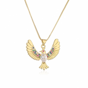 Collana con ciondolo a fenice dorata con gemme colorate e cristallo a cuore su bianco