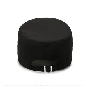 Détail de la boucle métallique réglable à l'arrière de cette casquette plate noire
