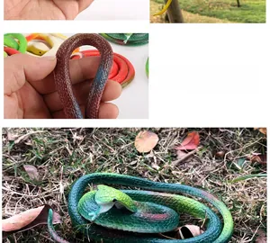 Textures réalistes et tête de cobra de ce jouet serpent en caoutchouc souple dans l'herbe