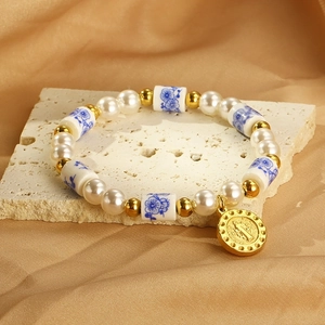 Bracelet en perles vintage avec perles céramiques bleues et médaille religieuse dorée