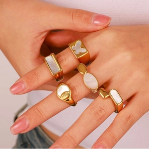 Set of five 18k gold stainless steel rings with white mother-of-pearl in geometric shapes
