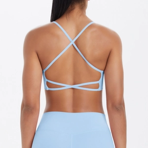 Détail d'un soutien-gorge de sport bleu clair avec dos croisé et fines bretelles