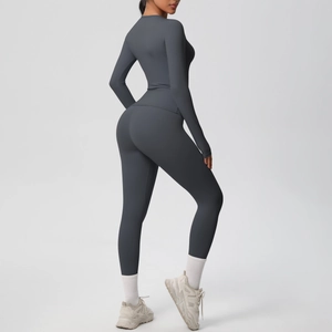 Dettaglio della vestibilità aderente e silhouette posteriore del set yoga grigio scuro
