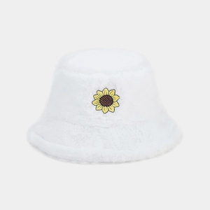 Dettaglio del cappello a secchiello in peluche bianca con morbida eco-pelliccia e girasole