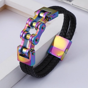 Herren Armband aus schwarzem Ledergeflecht mit Regenbogen-Edelstahlkette auf Weiß