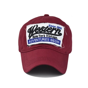 Detailansicht der burgunderroten Vintage-Cap mit distressed Western-Stickerei-Patch