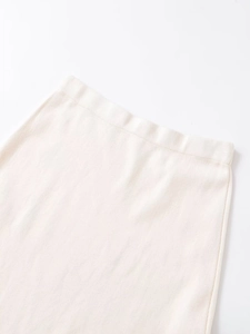 Vista dettagliata della fascia elastica in maglia a coste su questa gonna midi beige