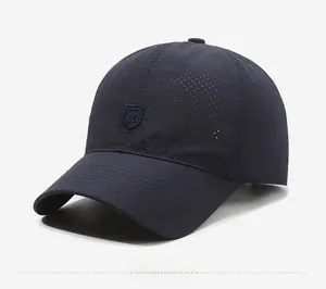 Vue détaillée de la casquette bleu marine avec trous d'aération laser et écusson logo R brodé