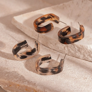Retro Leopard Print C-Shape Stud Earrings With Silver Earring Post Vintage Geometric Resin Jewelry For Women