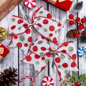Détail de nœuds de Noël avec paillettes rouges et vertes sur fond festif en bois blanc