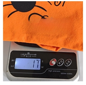 Detailed weight measurement of Halloween orange candy gift bag showing 17g on a scale.