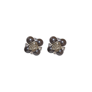 Boucles d'oreilles vintage avec perles grises et rose dorée sur fond blanc