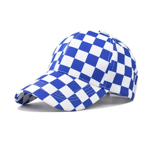 Gorra de béisbol de algodón con cuadros azules y blancos vista desde un ángulo de 45 grados