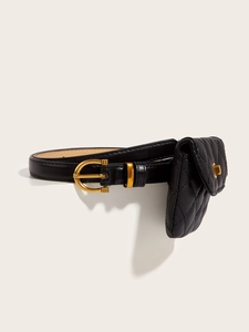 Dettaglio mini borsa trapuntata nera con accessori dorati e fibbia per cintura a ferro di cavallo